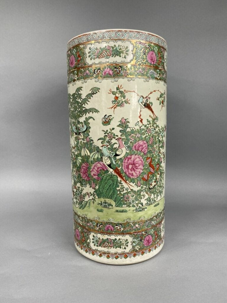 Chine, dans le goût - Grand vase rouleau / porte-parapluies en porcelaine à déc…