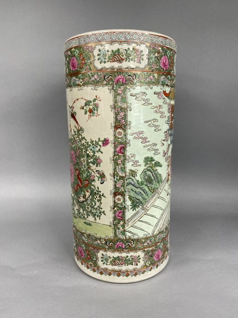 Chine, dans le goût - Grand vase rouleau / porte-parapluies en porcelaine à déc…
