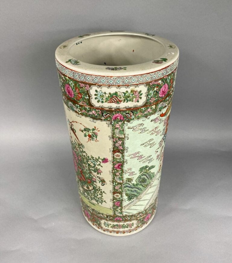 Chine, dans le goût - Grand vase rouleau / porte-parapluies en porcelaine à déc…