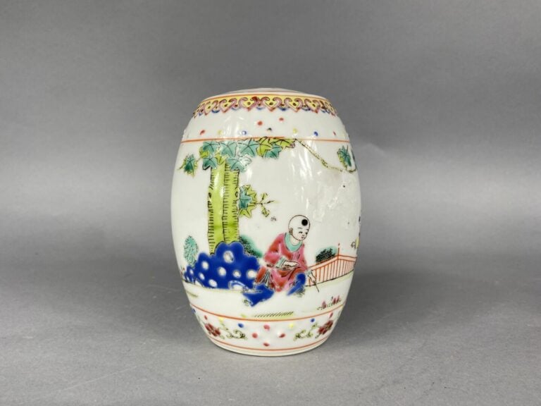 Chine, XXe siècle - Ensemble de porcelaines à décor émaillé comprenant un petit…