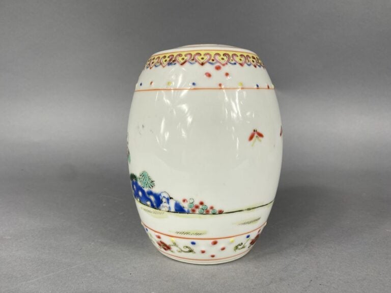 Chine, XXe siècle - Ensemble de porcelaines à décor émaillé comprenant un petit…