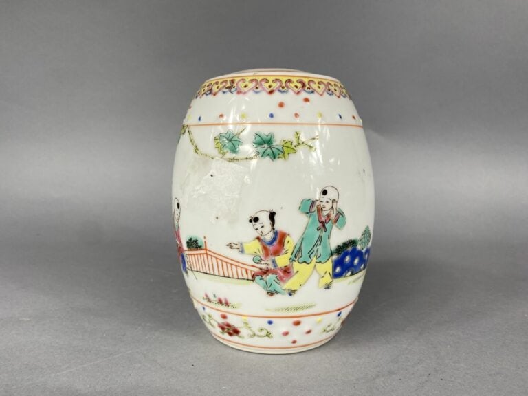 Chine, XXe siècle - Ensemble de porcelaines à décor émaillé comprenant un petit…