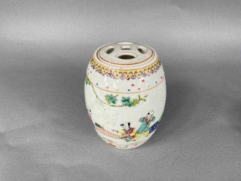 Chine, XXe siècle - Ensemble de porcelaines à décor émaillé comprenant un petit…