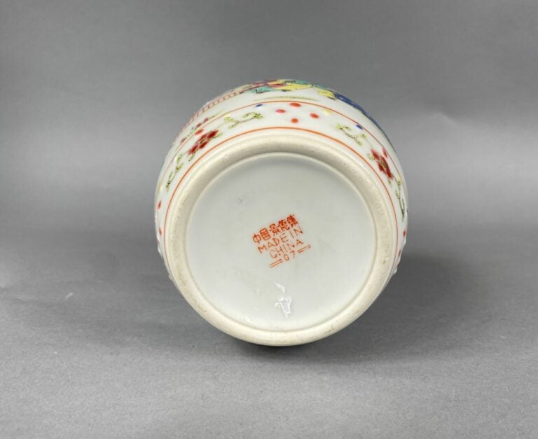 Chine, XXe siècle - Ensemble de porcelaines à décor émaillé comprenant un petit…