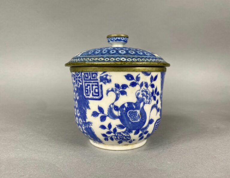 Chine, XXe siècle - Ensemble de porcelaines à décor émaillé comprenant un petit…