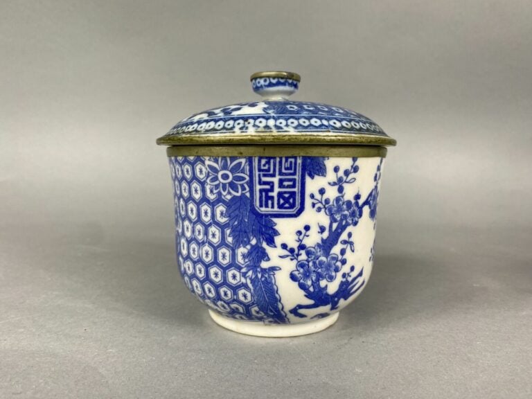 Chine, XXe siècle - Ensemble de porcelaines à décor émaillé comprenant un petit…