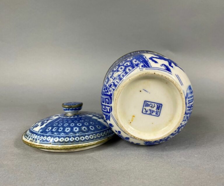Chine, XXe siècle - Ensemble de porcelaines à décor émaillé comprenant un petit…