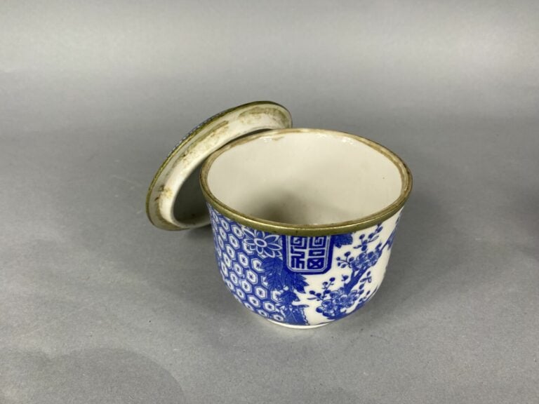 Chine, XXe siècle - Ensemble de porcelaines à décor émaillé comprenant un petit…