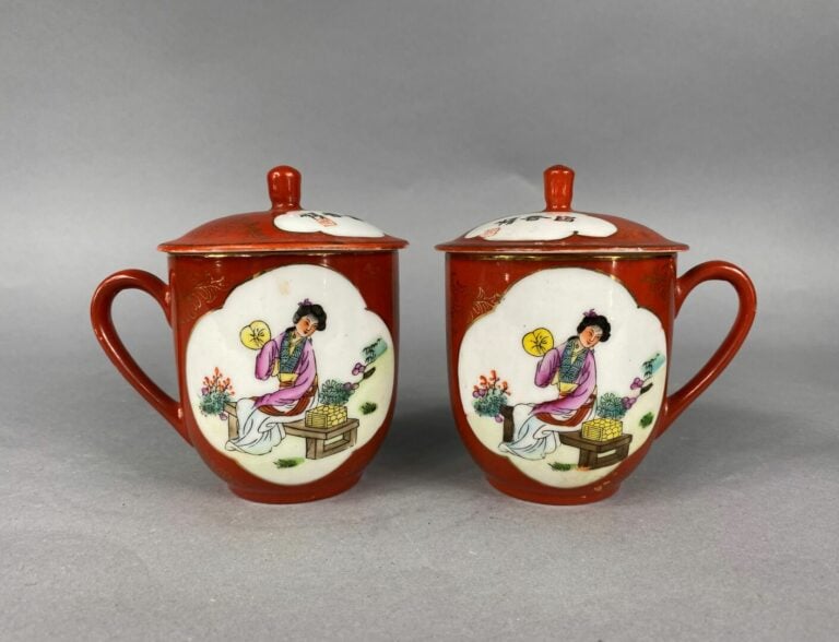 Chine, XXe siècle - Ensemble de porcelaines à décor émaillé comprenant un petit…