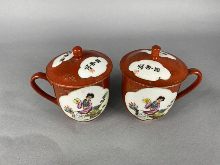 Chine, XXe siècle - Ensemble de porcelaines à décor émaillé comprenant un petit…