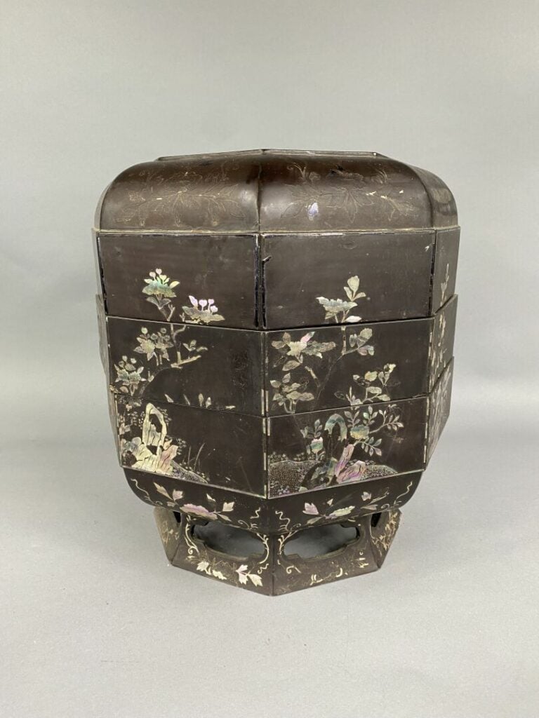 Chine - Boîte en bois laqué à décor d' incrustations de nacre. De section octog…