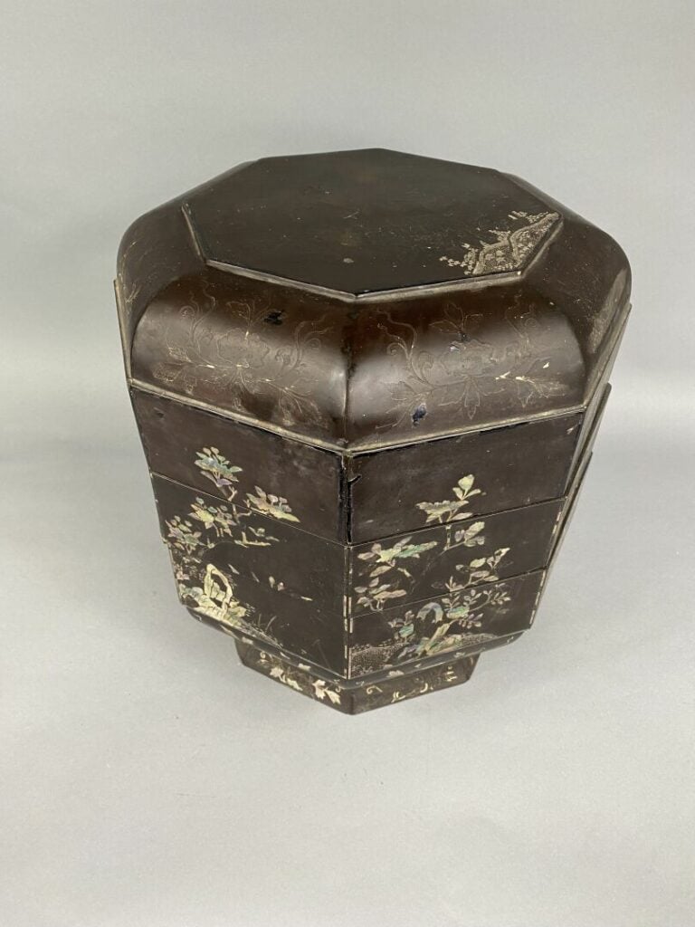 Chine - Boîte en bois laqué à décor d' incrustations de nacre. De section octog…