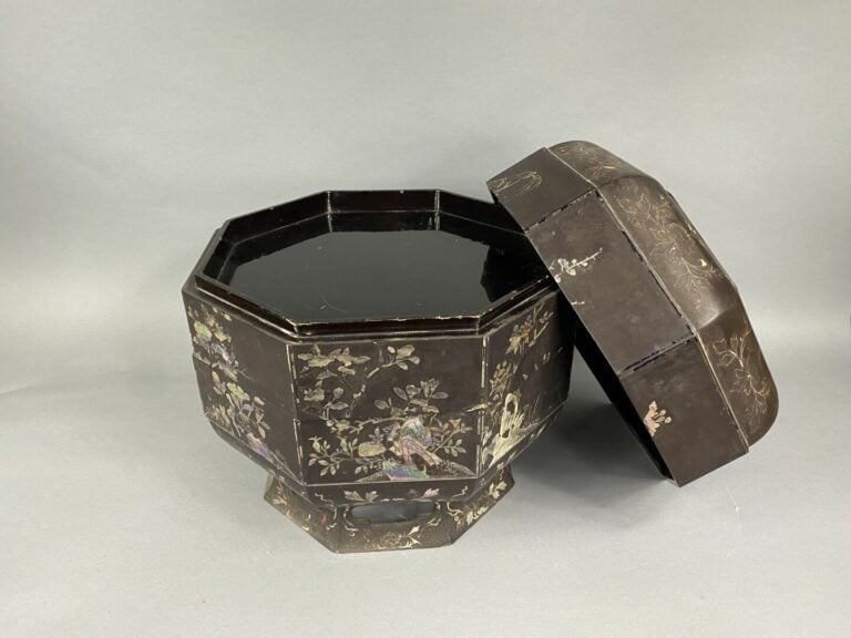 Chine - Boîte en bois laqué à décor d' incrustations de nacre. De section octog…
