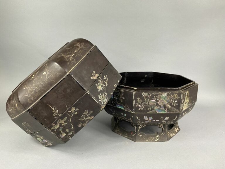 Chine - Boîte en bois laqué à décor d' incrustations de nacre. De section octog…