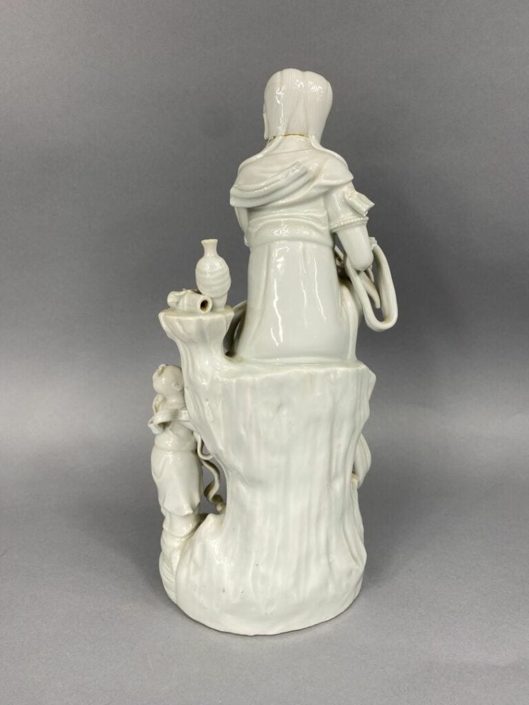 Chine - Sujet en porcelaine dit "blanc de Chine" figurant une divinité assise s…
