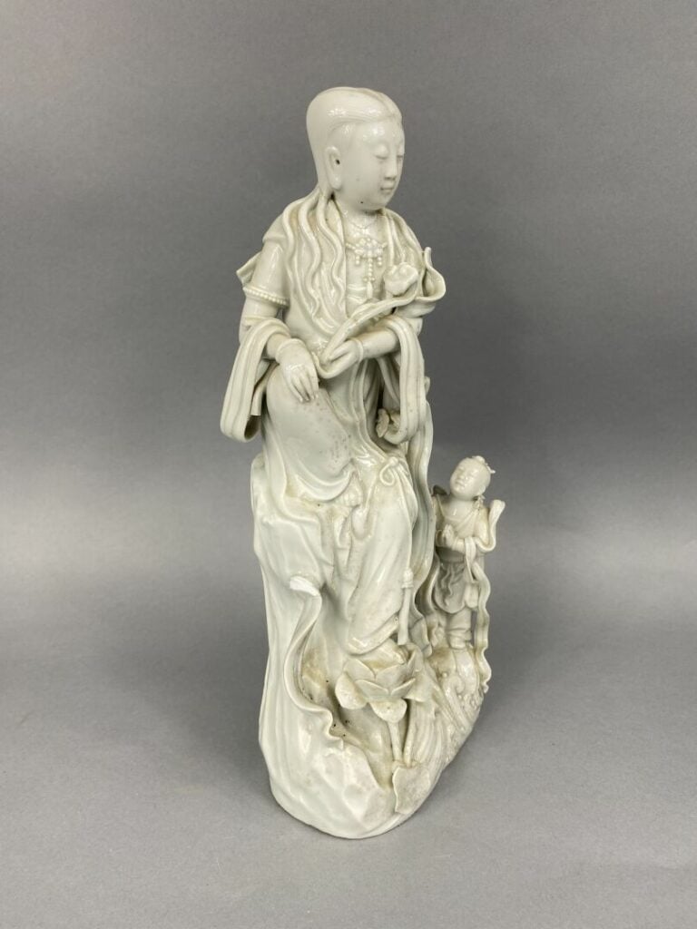 Chine - Sujet en porcelaine dit "blanc de Chine" figurant une divinité assise s…