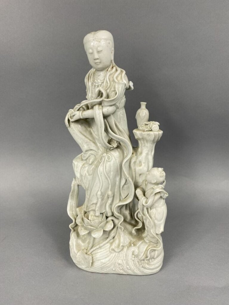 Chine - Sujet en porcelaine dit "blanc de Chine" figurant une divinité assise s…
