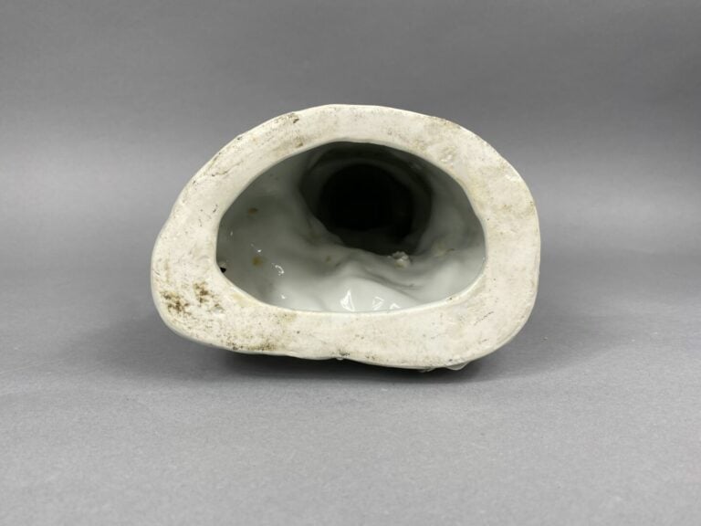 Chine - Sujet en porcelaine dit "blanc de Chine" figurant une divinité assise s…