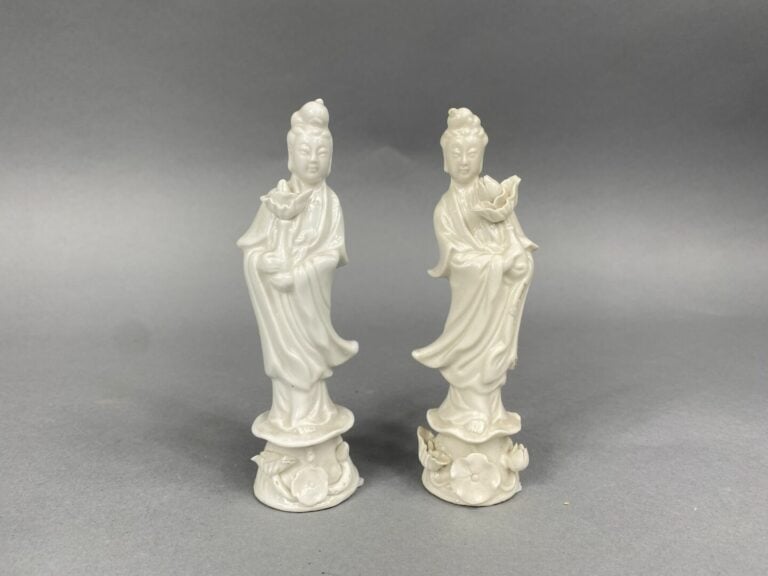 Chine - Sujet en porcelaine dit "blanc de Chine" figurant une divinité assise s…