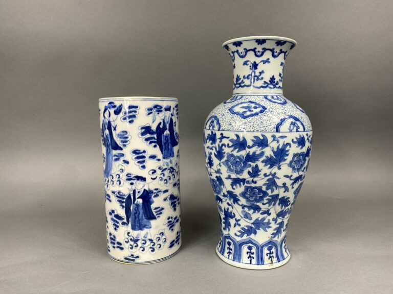 Chine - Vase rouleau en porcelaine à décor bleu blanc d'immortels parmi des vol…