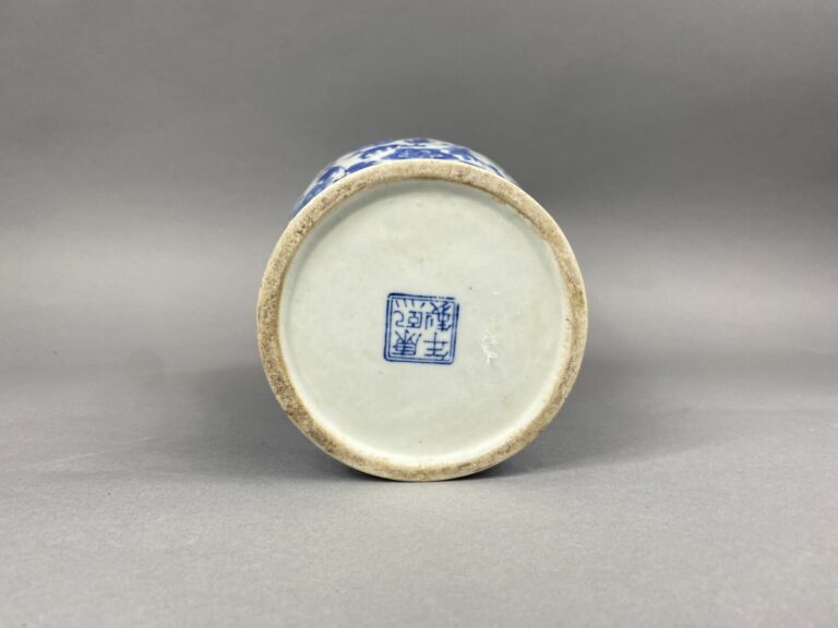Chine - Vase rouleau en porcelaine à décor bleu blanc d'immortels parmi des vol…