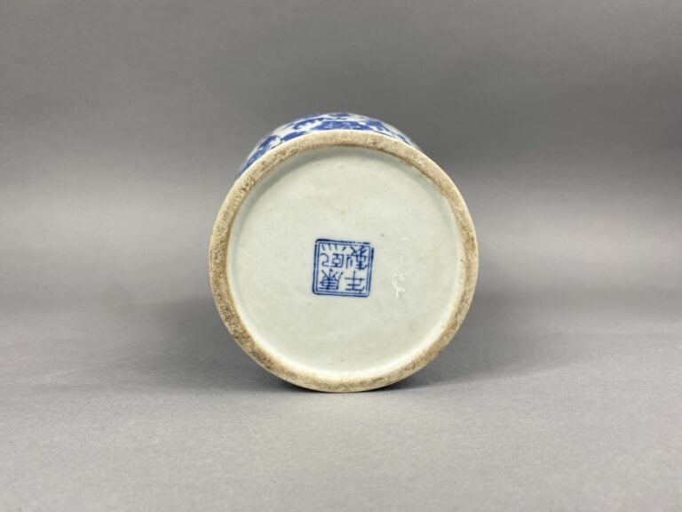 Chine - Vase rouleau en porcelaine à décor bleu blanc d'immortels parmi des vol…