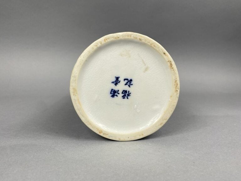 Chine - Vase rouleau en porcelaine à décor bleu blanc d'immortels parmi des vol…