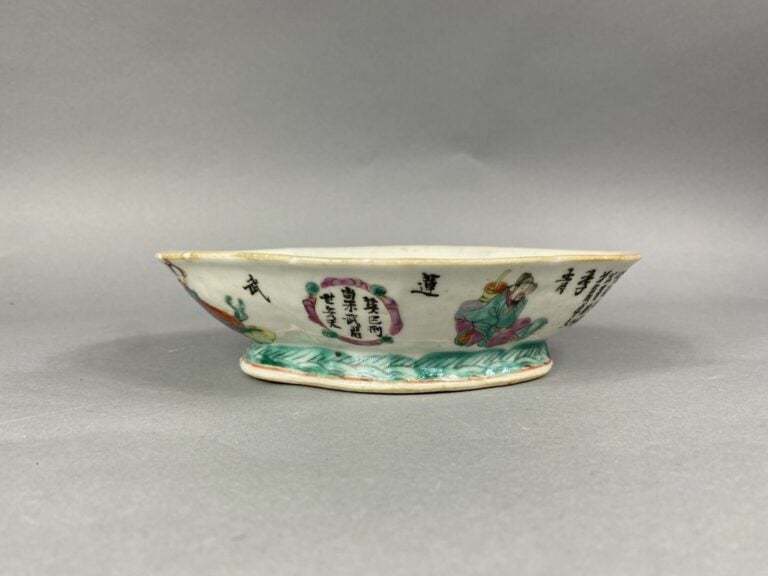 Chine - Coupe sur pied polylobé en porcelaine émaillée dans le goût de la Famil…