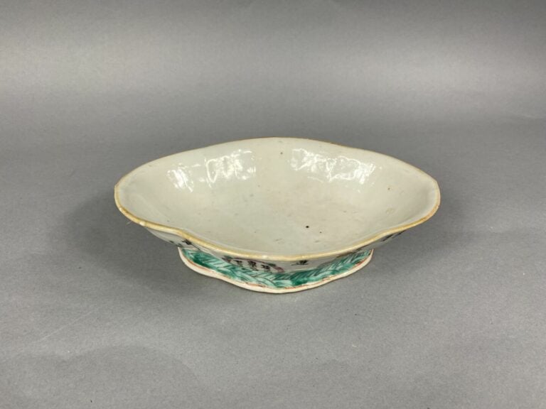 Chine - Coupe sur pied polylobé en porcelaine émaillée dans le goût de la Famil…