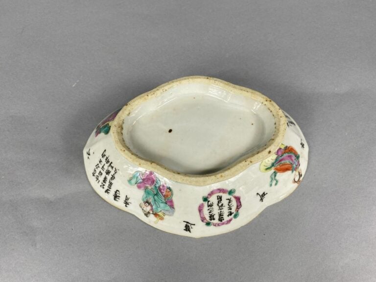 Chine - Coupe sur pied polylobé en porcelaine émaillée dans le goût de la Famil…