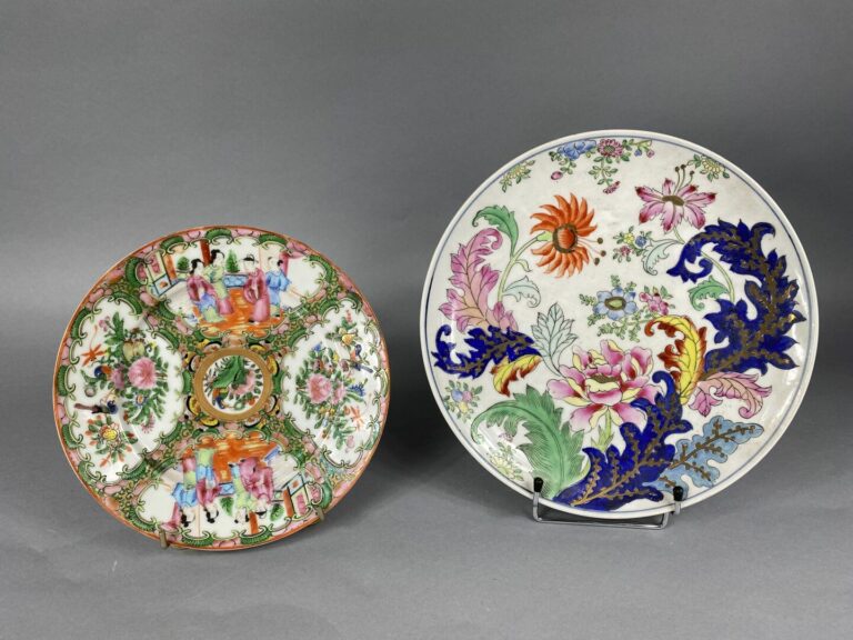 Asie - Lot d'assiettes en céramique à décor émaillé de fleurs, rinceaux et vola…