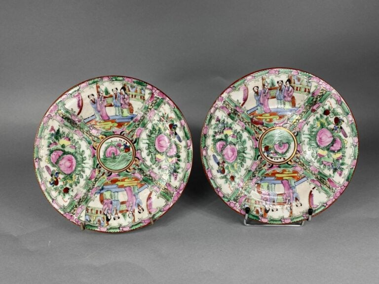 Asie - Lot d'assiettes en céramique à décor émaillé de fleurs, rinceaux et vola…