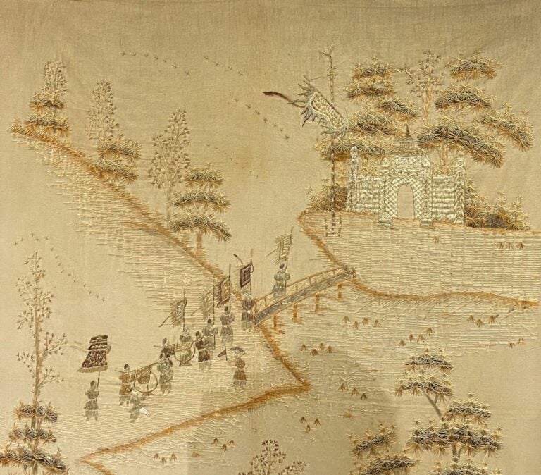 Chine - Grande broderie sur tissu représentant une procession - (taches)