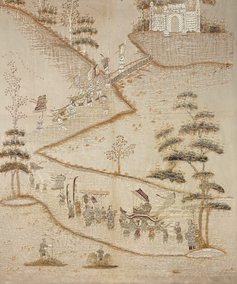 Chine - Grande broderie sur tissu représentant une procession - (taches)