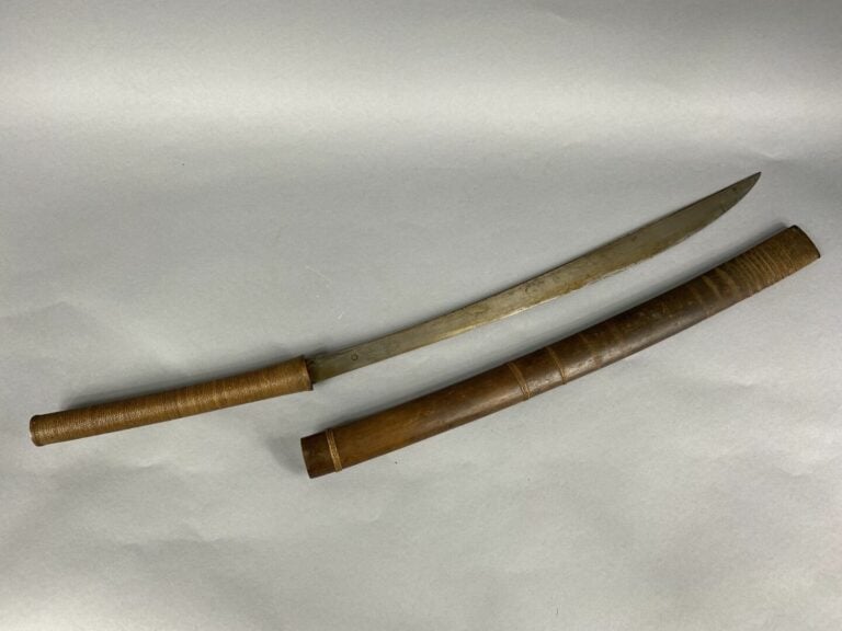 Asie du Sud-Est - Long sabre à manche tressé, lame en acier et fourreau en bois…