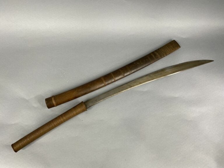 Asie du Sud-Est - Long sabre à manche tressé, lame en acier et fourreau en bois…