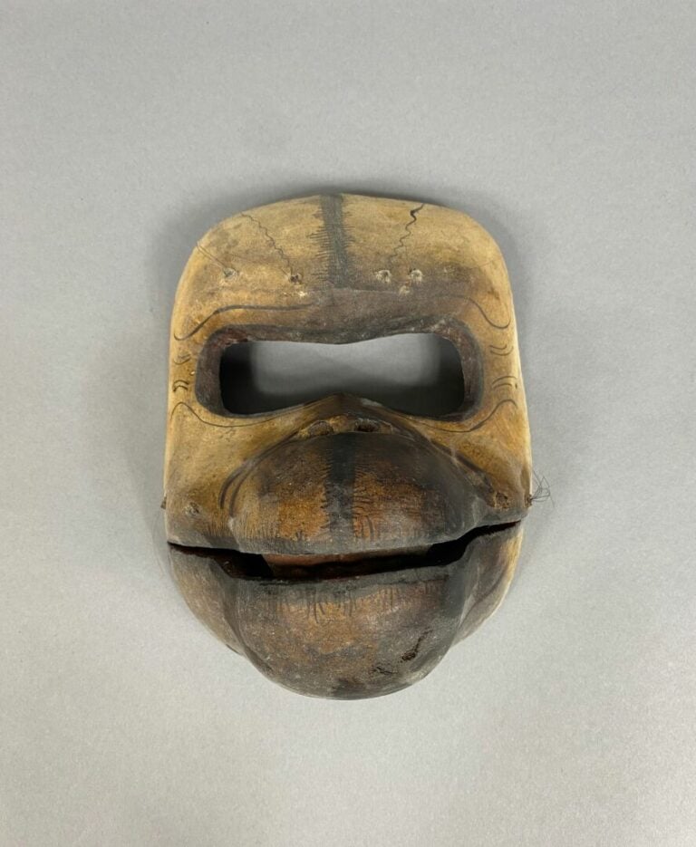 Indonésie - Masque en bois peint en forme de tête de singe - H : 18.5cm - (en l…