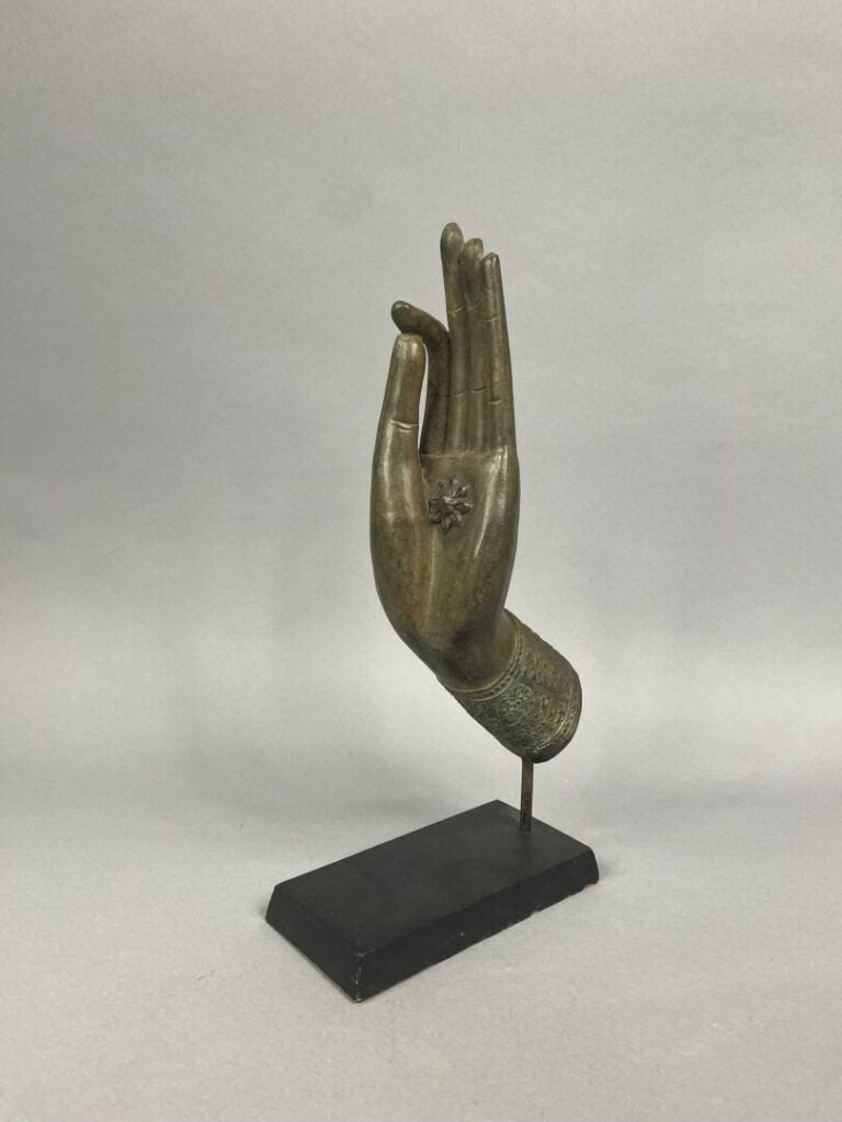 Main de boudha en alliage effectuant le geste de l'enseignement (Vitarka mudra)…