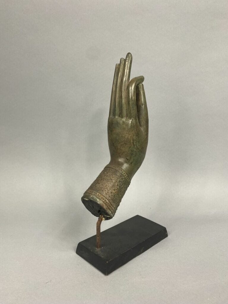 Main de boudha en alliage effectuant le geste de l'enseignement (Vitarka mudra)…