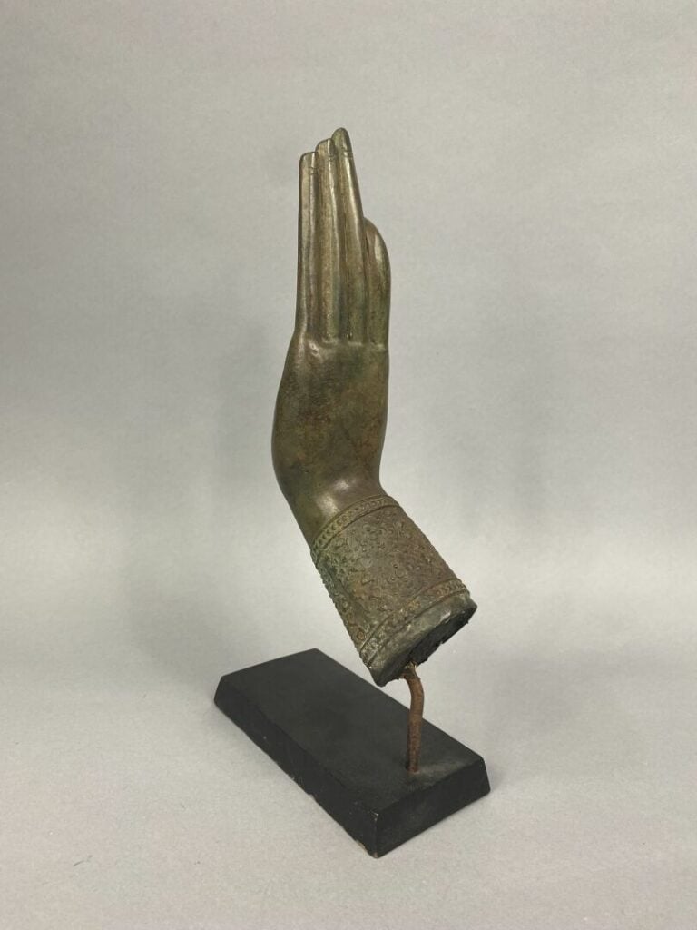 Main de boudha en alliage effectuant le geste de l'enseignement (Vitarka mudra)…