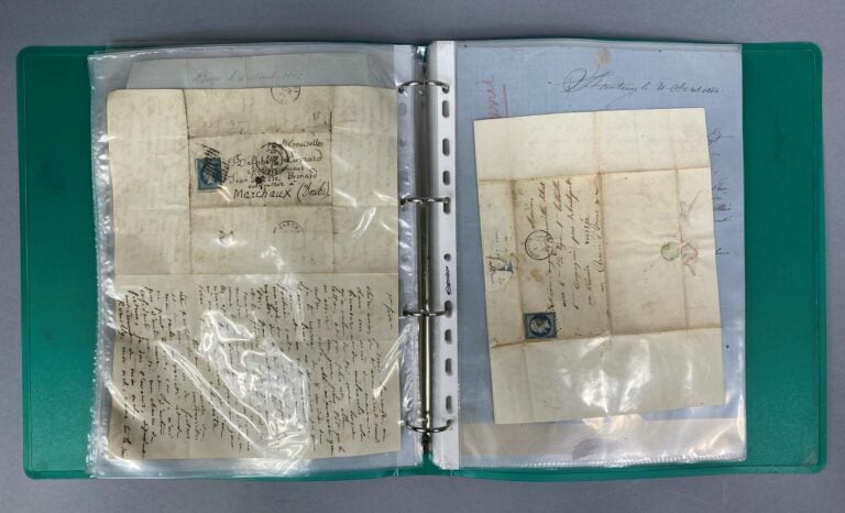 Ensemble de deux classeurs comprenant des lettres timbrées, actes notariés, et…