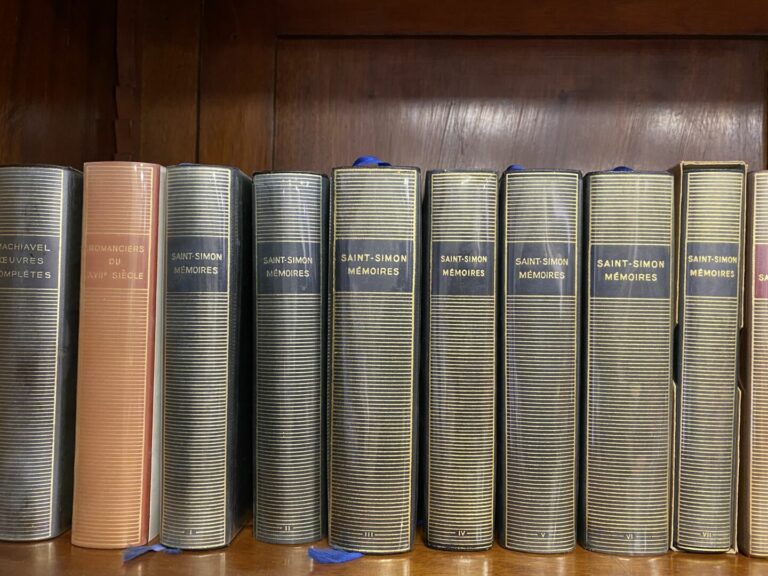 Lot de volumes de La Pléiade comprenant environ 89 volumes notamment Rousseau,…