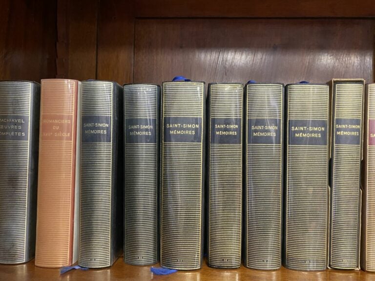 Lot de volumes de La Pléiade comprenant environ 89 volumes notamment Rousseau,…