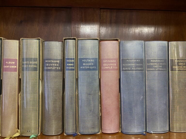 Lot de volumes de La Pléiade comprenant environ 89 volumes notamment Rousseau,…