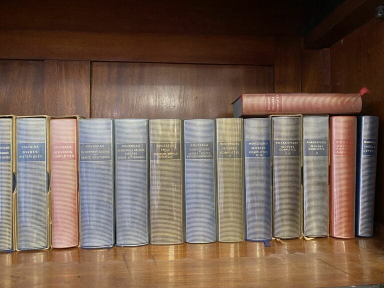 Lot de volumes de La Pléiade comprenant environ 89 volumes notamment Rousseau,…