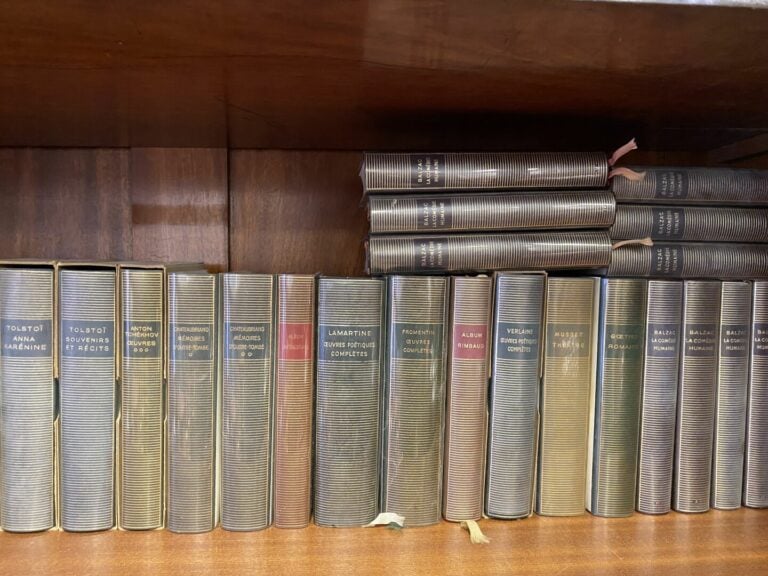 Lot de volumes de La Pléiade comprenant environ 89 volumes notamment Rousseau,…