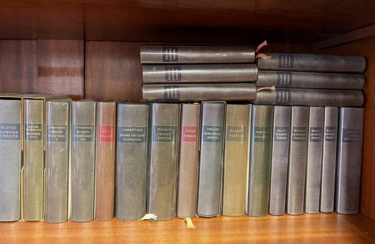 Lot de volumes de La Pléiade comprenant environ 89 volumes notamment Rousseau,…