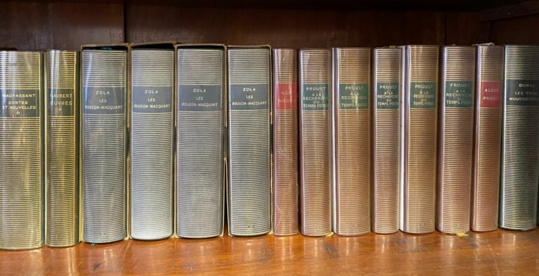 Lot de volumes de La Pléiade comprenant environ 89 volumes notamment Rousseau,…