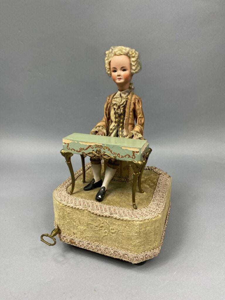 Automate boîte à musique figurant un jeune musicien jouant du clavecin - XXe si…
