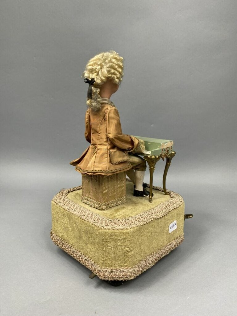 Automate boîte à musique figurant un jeune musicien jouant du clavecin - XXe si…
